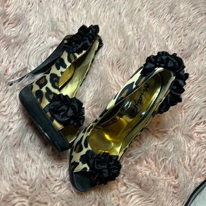 Leopard print peep toe heels nwt